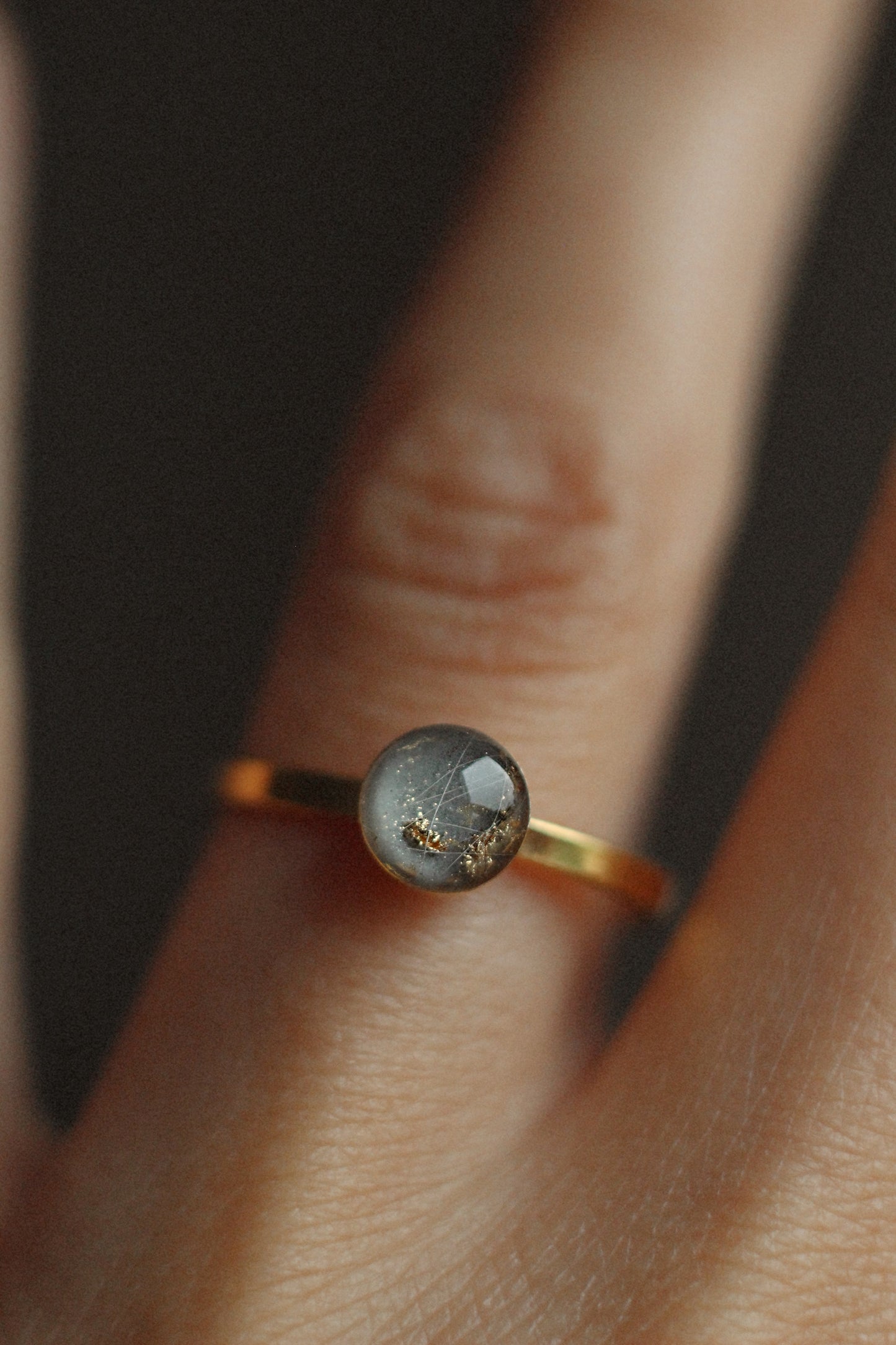 Ring mit Tierfell/Asche