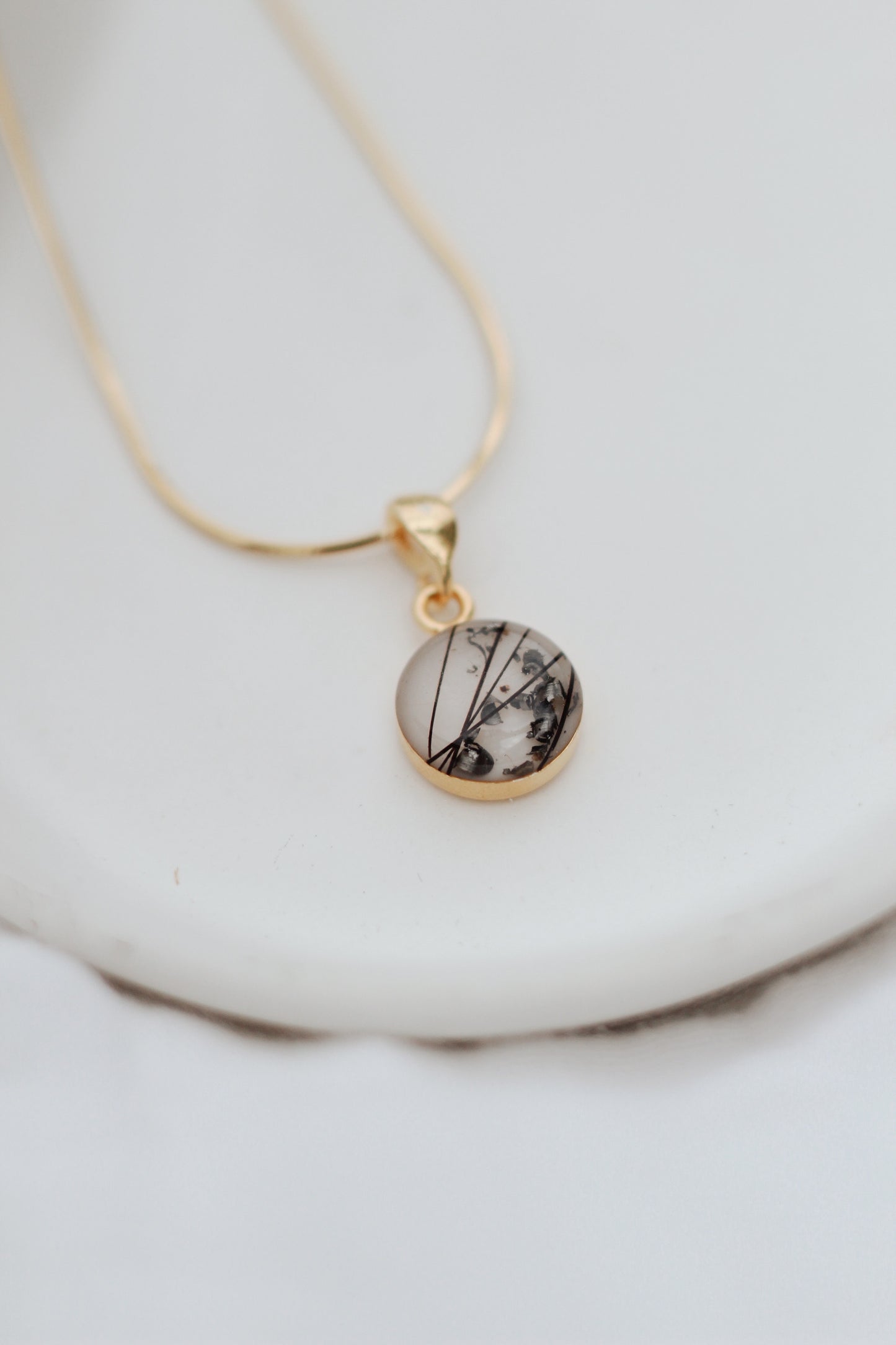 Anhänger mit Tierfell/Asche/Zähnchen