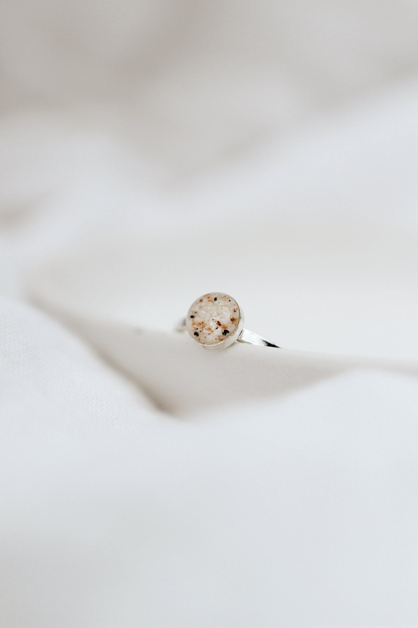 Ring mit Tierfell/Asche