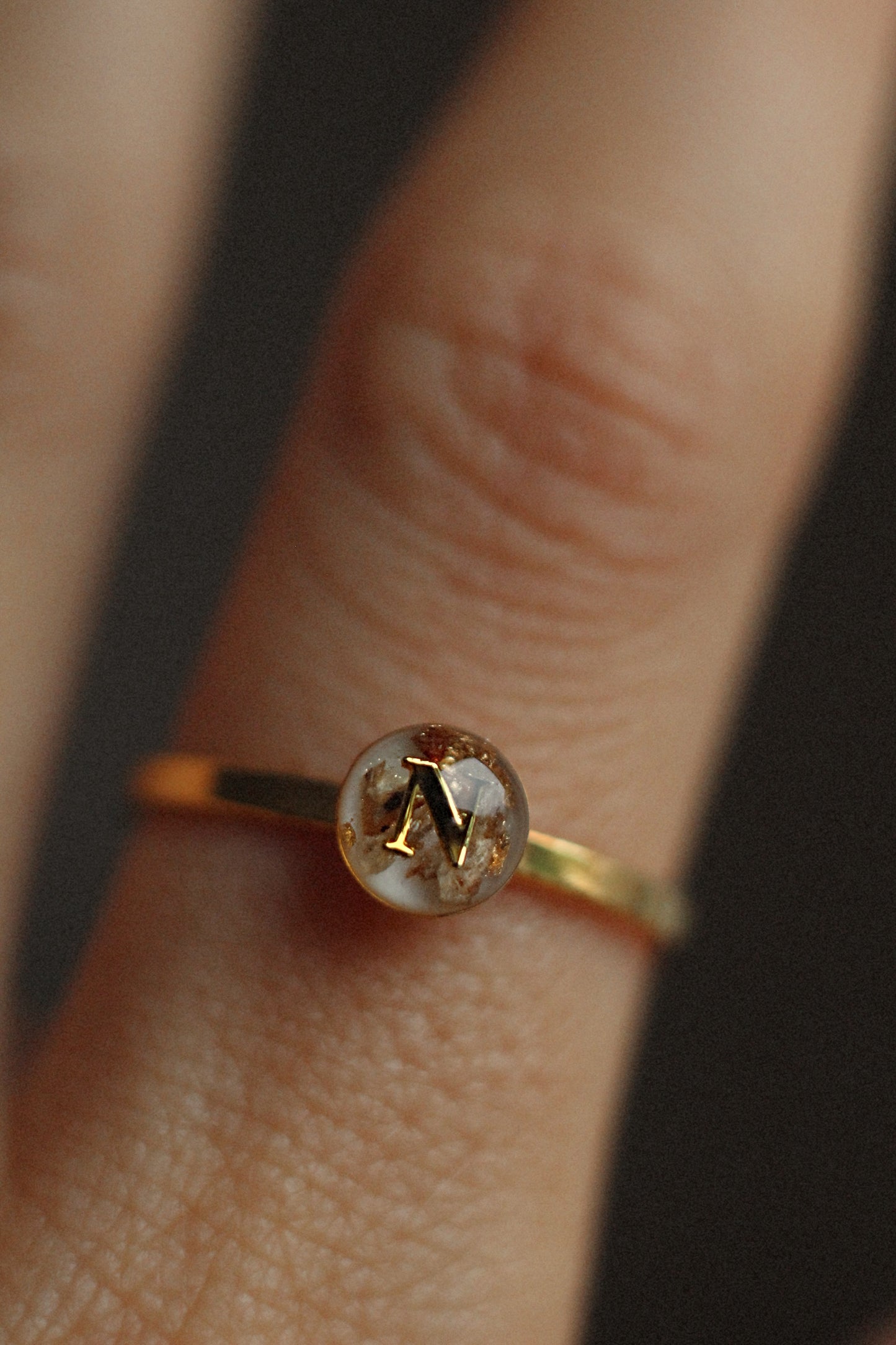 Ring mit Tierfell/Asche