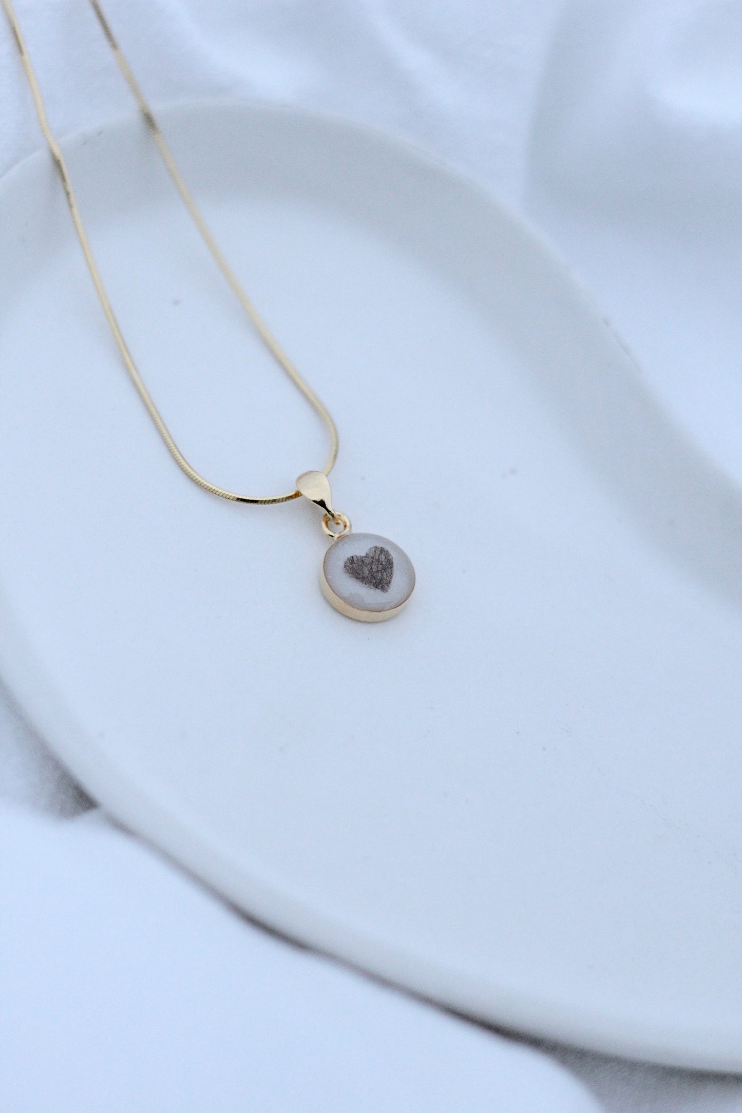 Anhänger mit Tierfell/Asche/Zähnchen