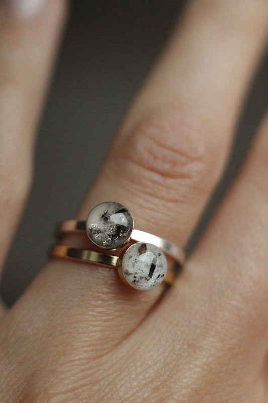 Ring mit Tierfell/Asche