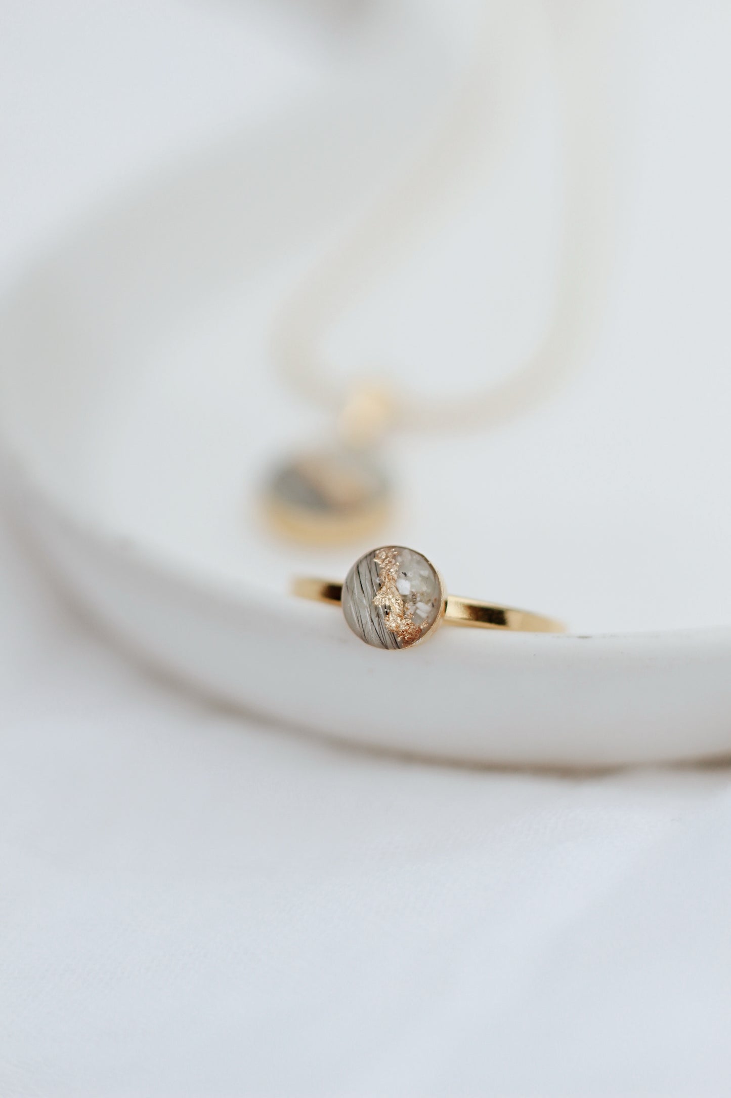 Ring mit Tierfell/Asche