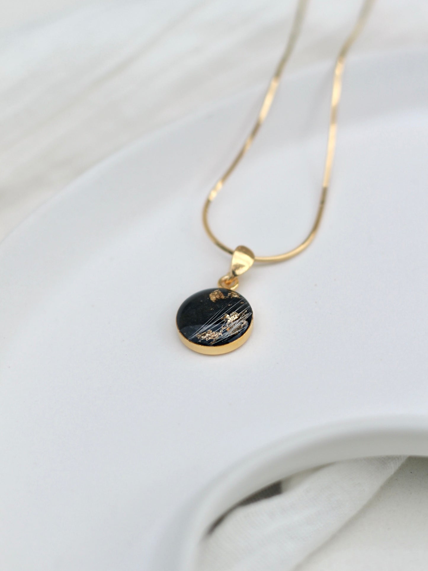 Anhänger mit Tierfell/Asche/Zähnchen