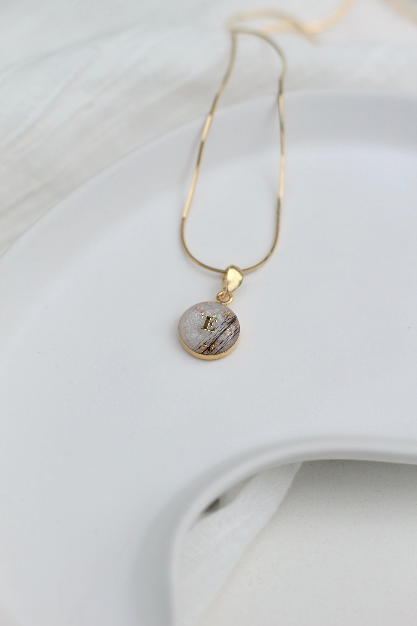 Anhänger mit Tierfell/Asche/Zähnchen