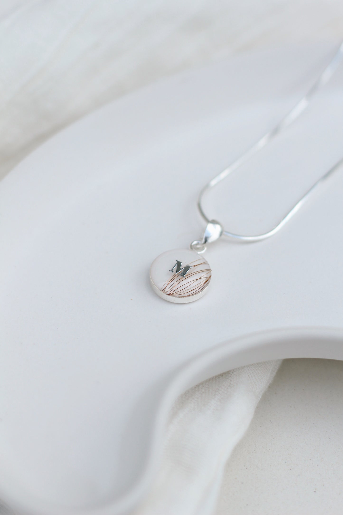 Anhänger mit Tierfell/Asche/Zähnchen