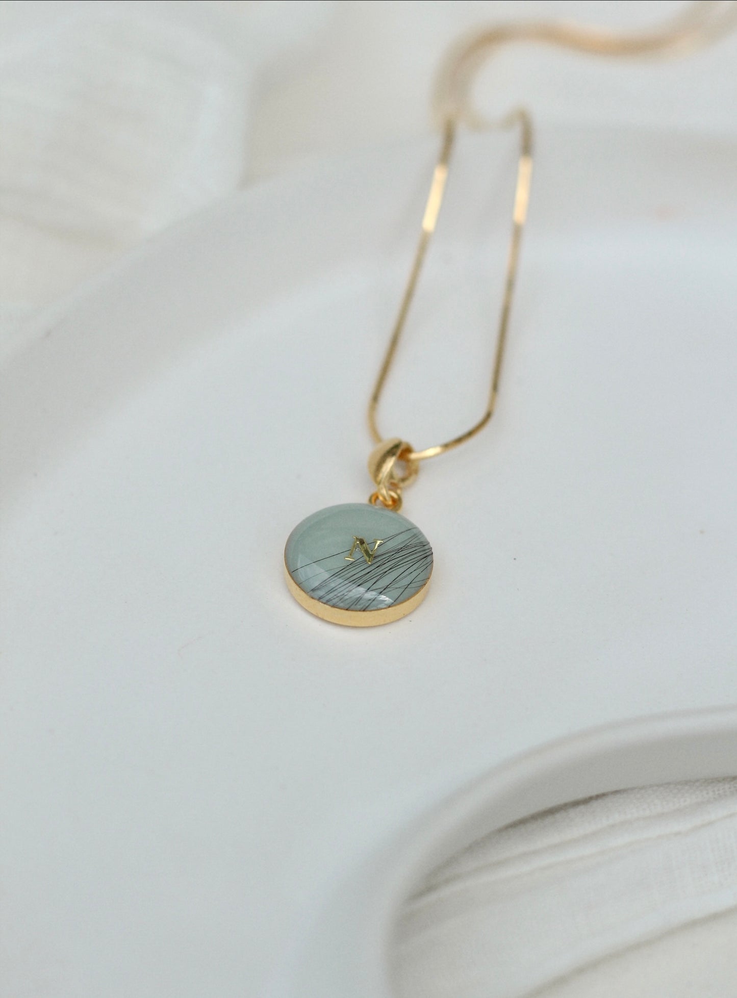 Anhänger mit Tierfell/Asche/Zähnchen