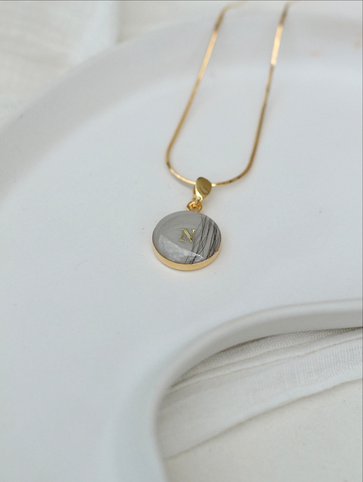 Anhänger mit Tierfell/Asche/Zähnchen